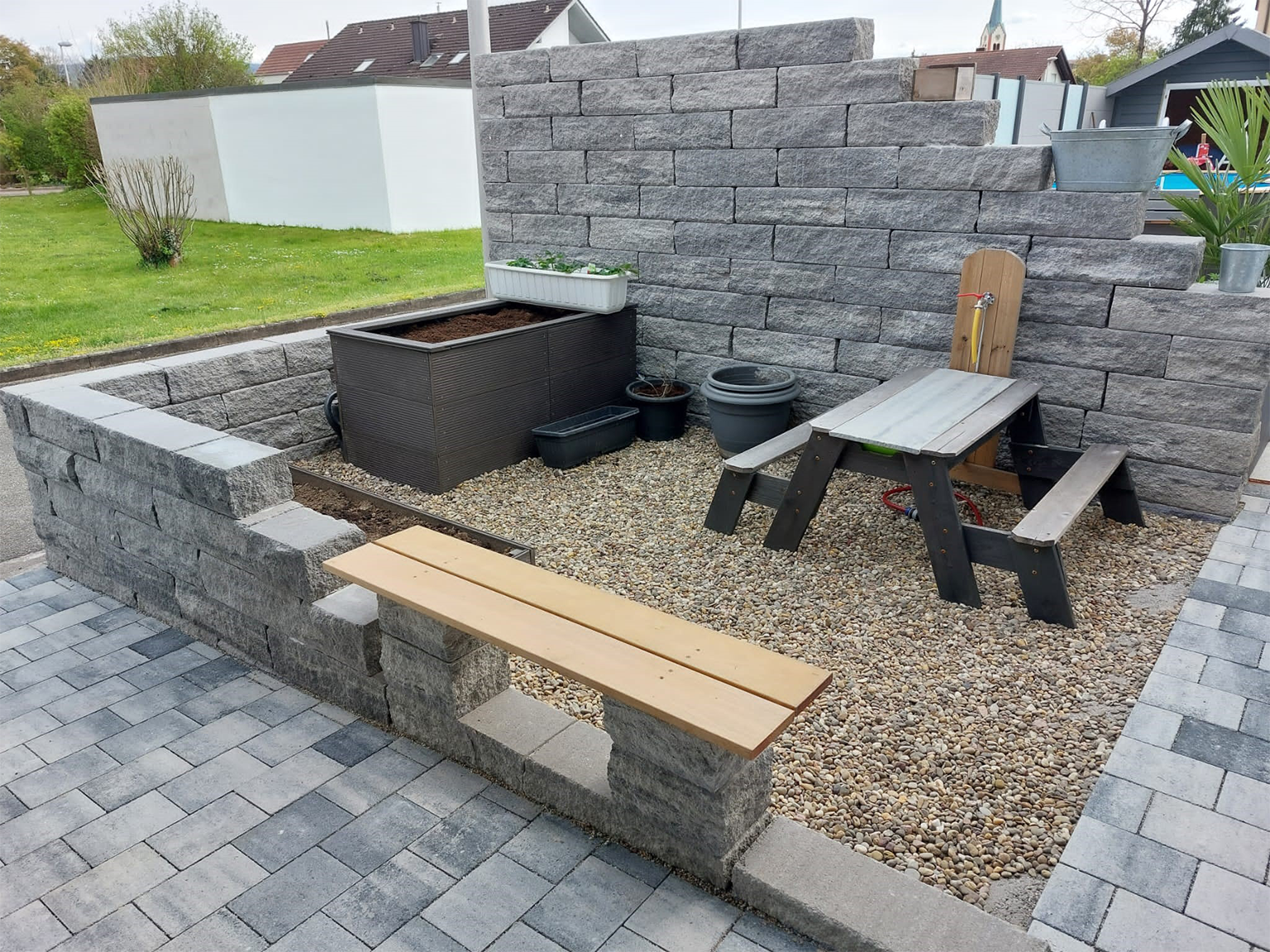 Blockmauersteine in Beton gesetzt.